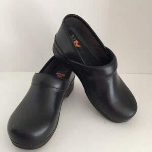 Dansko Women XP Professional Clogs Shoes Leather Round Toe Matte Black 40 EUC